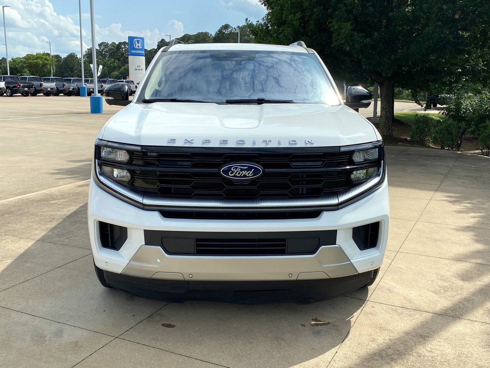 Used 2025 Ford Expedition Platinum AWD/4WD image 2