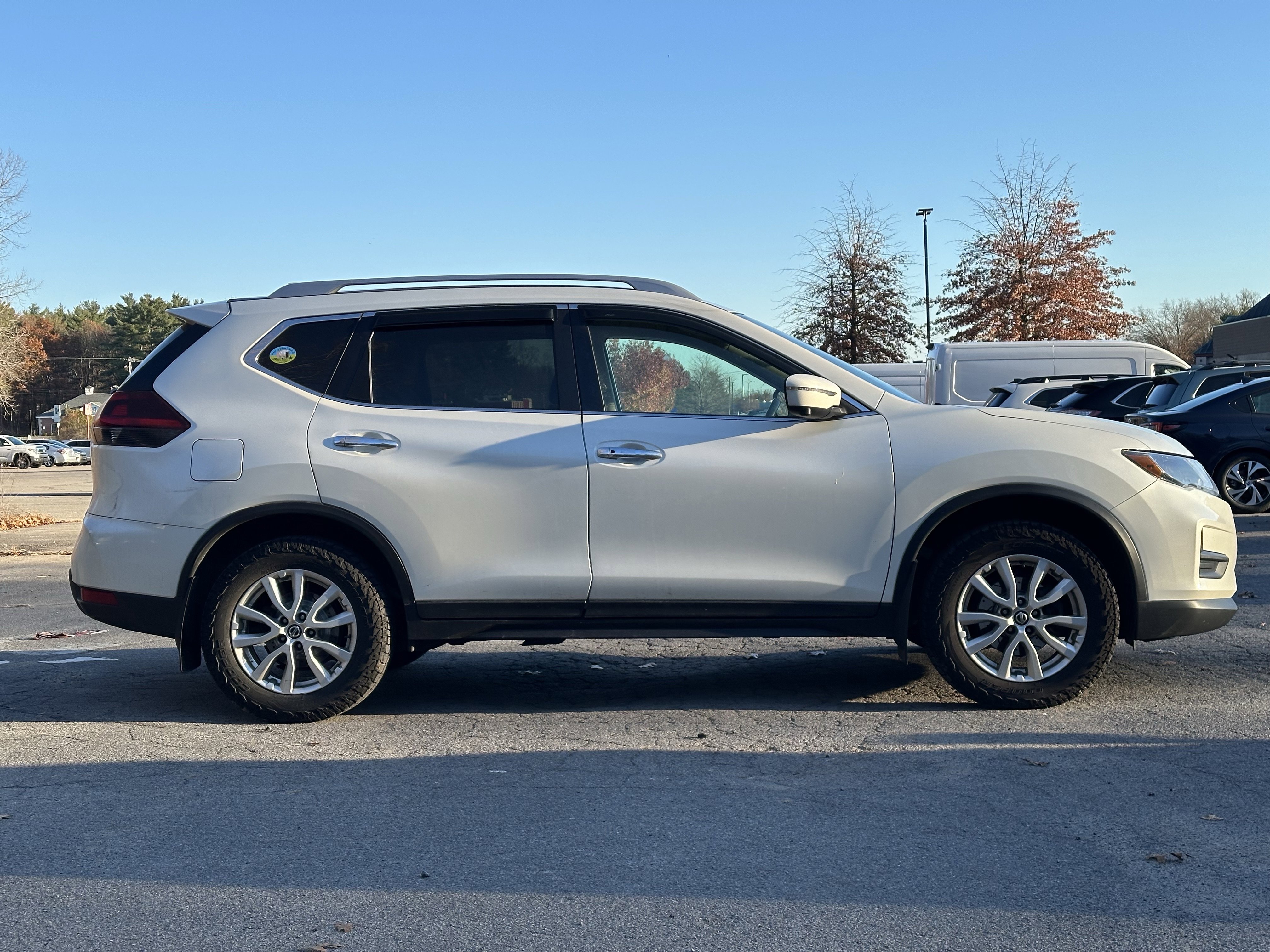 Used 2018 Nissan Rogue SV w/ Premium Package image 9