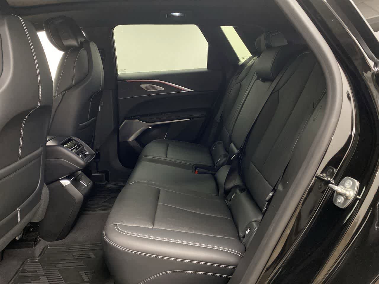 Used 2024 Cadillac Lyriq Luxury AWD/4WD image 17