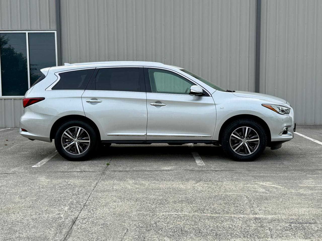 Used 2019 INFINITI QX60 Luxe w/ Essential Package AWD/4WD image 3
