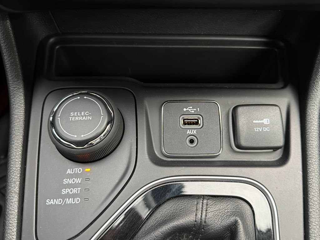 Used 2022 Jeep Cherokee Limited AWD/4WD image 45