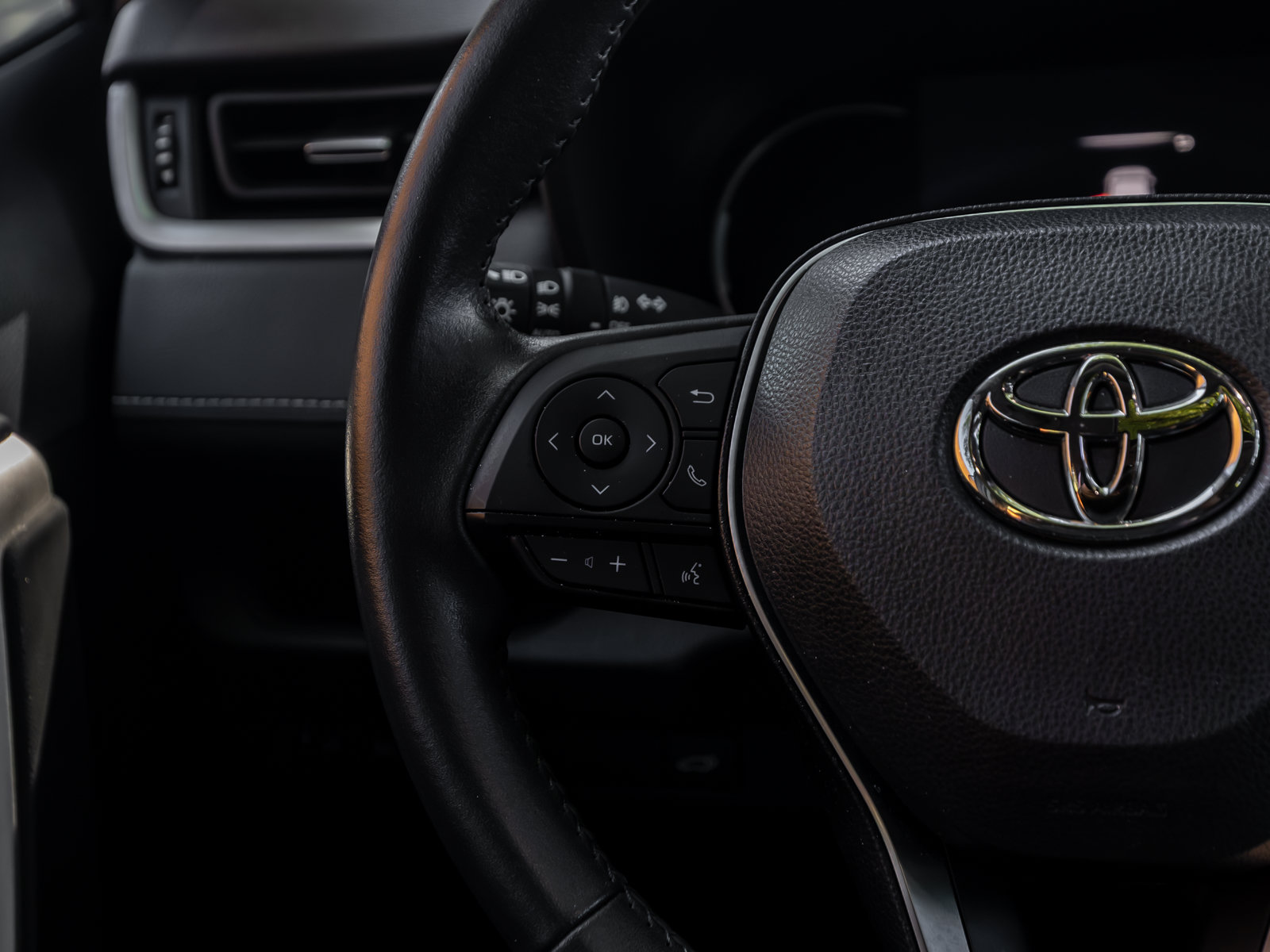 Used 2023 Toyota RAV4 XLE Premium FWD image 7
