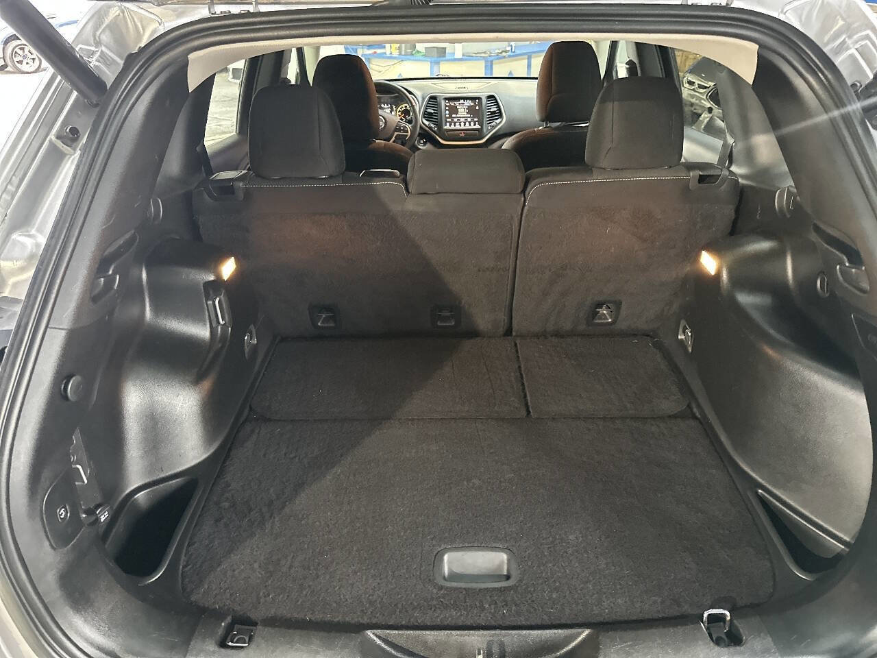 Used 2015 Jeep Cherokee Latitude w/ Comfort/Convenience Group image 12