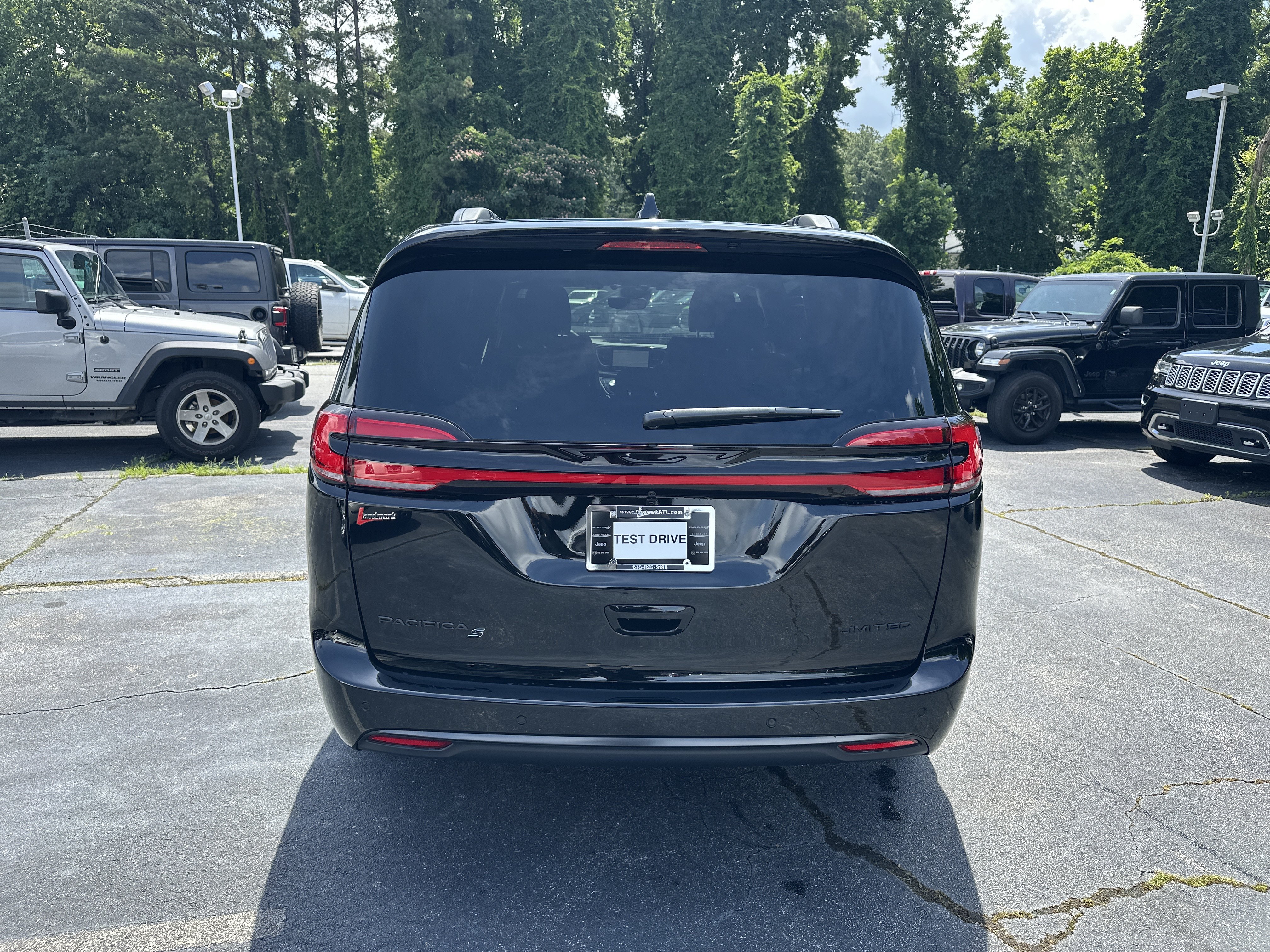 New 2027 Chrysler Pacifica Limited FWD image 8