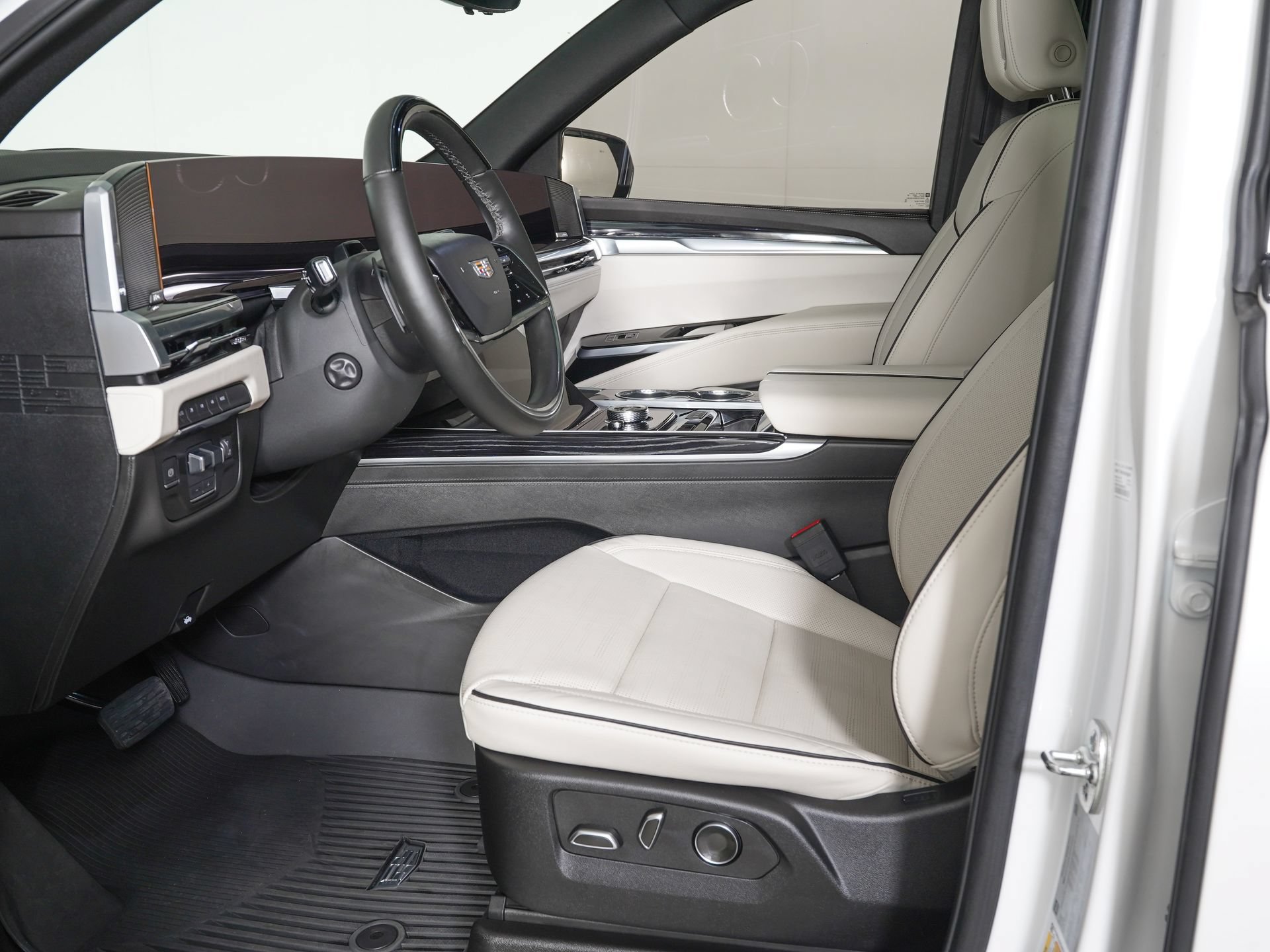 Used 2025 Cadillac Escalade ESV Sport w/ LPO, ONYX Package AWD/4WD image 15