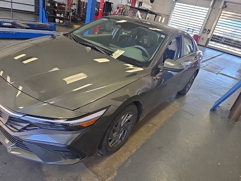 Used 2024 Hyundai Elantra SEL image 2