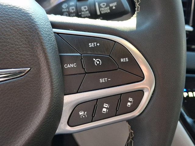 Used 2024 Chrysler Pacifica Touring-L FWD image 24