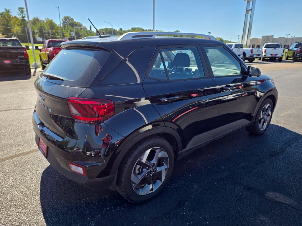 Used 2023 Hyundai Venue SEL FWD image 8
