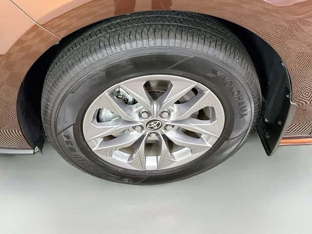 Used 2024 Toyota Sienna XLE w/ XLE Plus Package FWD image 32