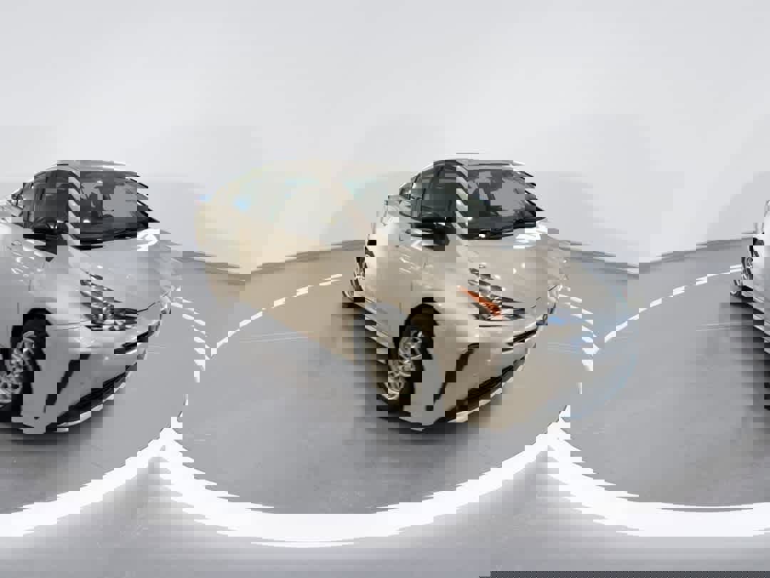 Used 2021 Toyota Prius LE image 2