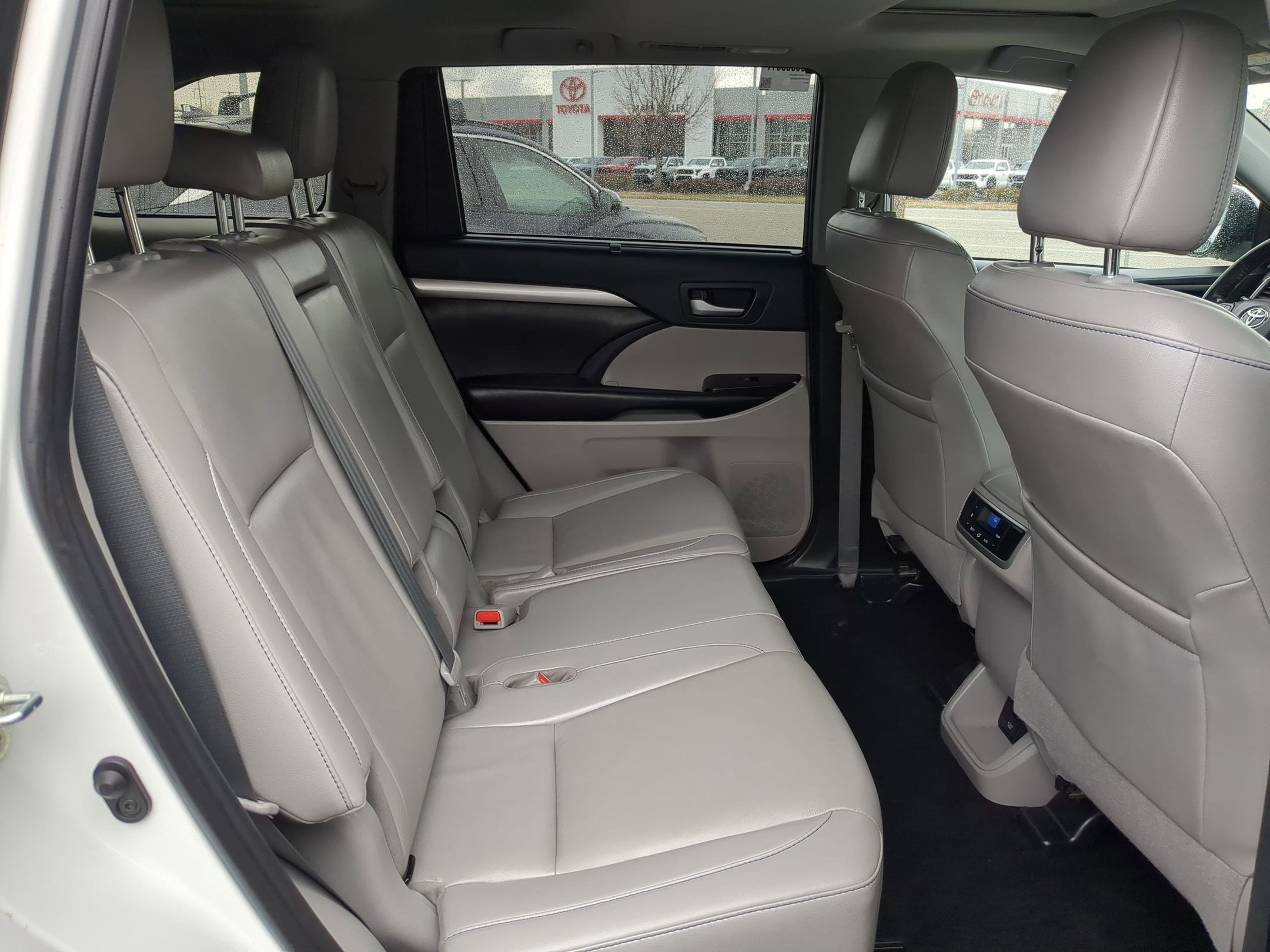 Used 2019 Toyota Highlander SE image 32