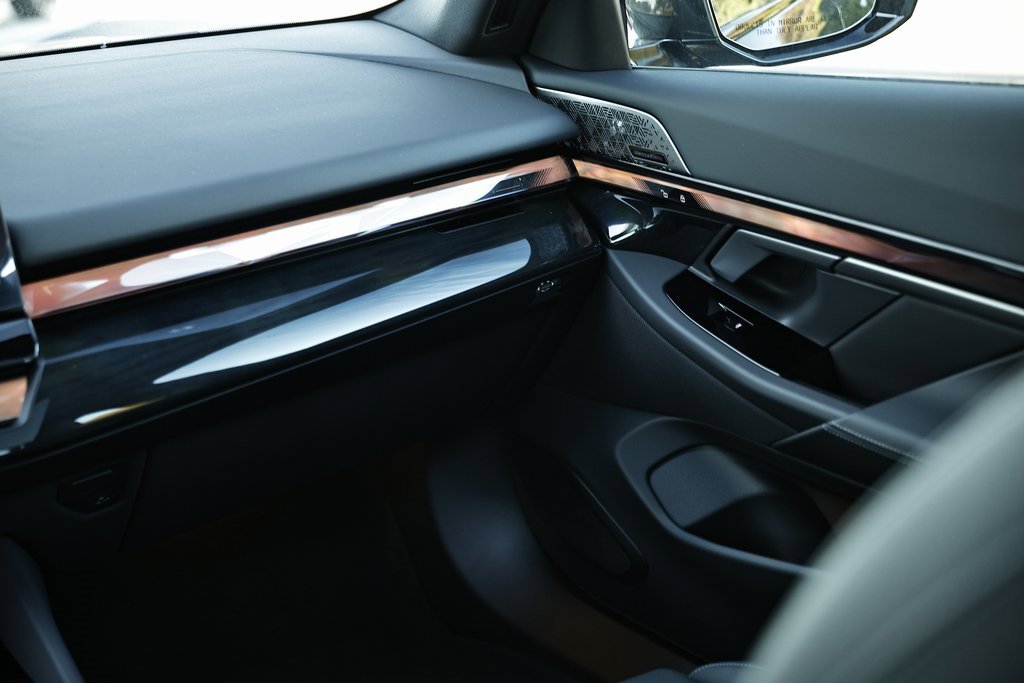 New 2026 BMW 550e xDrive w/ Premium Package image 29