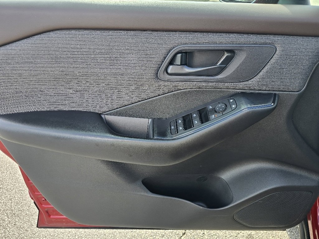Used 2023 Nissan Rogue S image 8