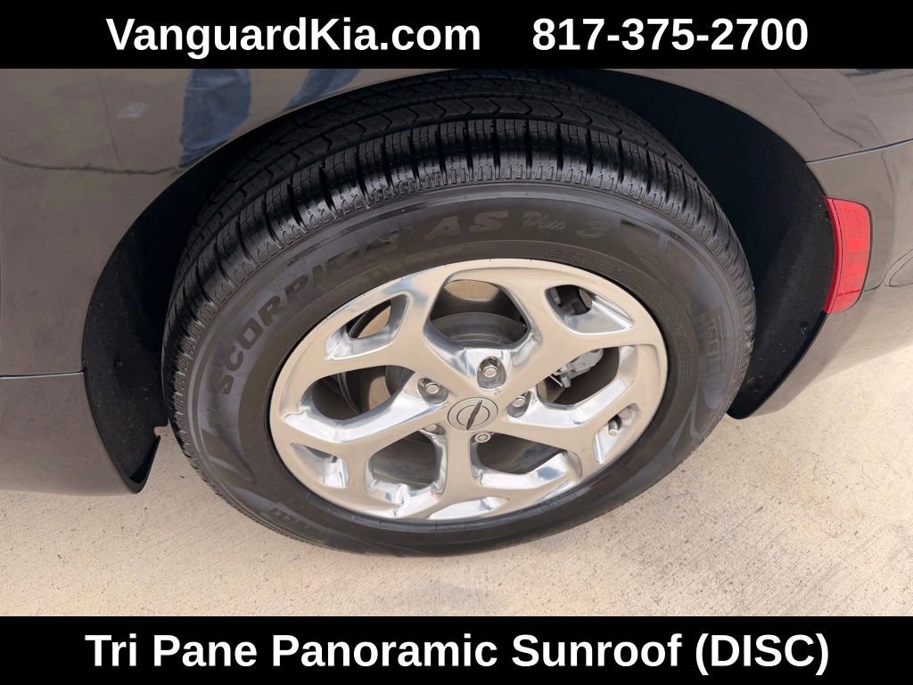 Used 2021 Chrysler Pacifica Limited w/ Uconnect Theater Family Group image 9