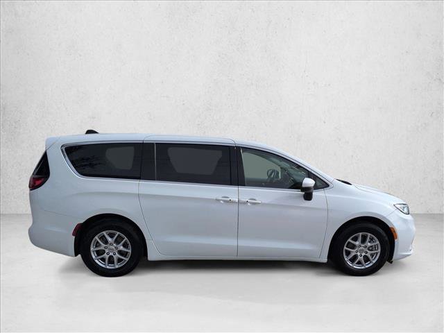 Used 2023 Chrysler Pacifica Touring-L FWD image 4