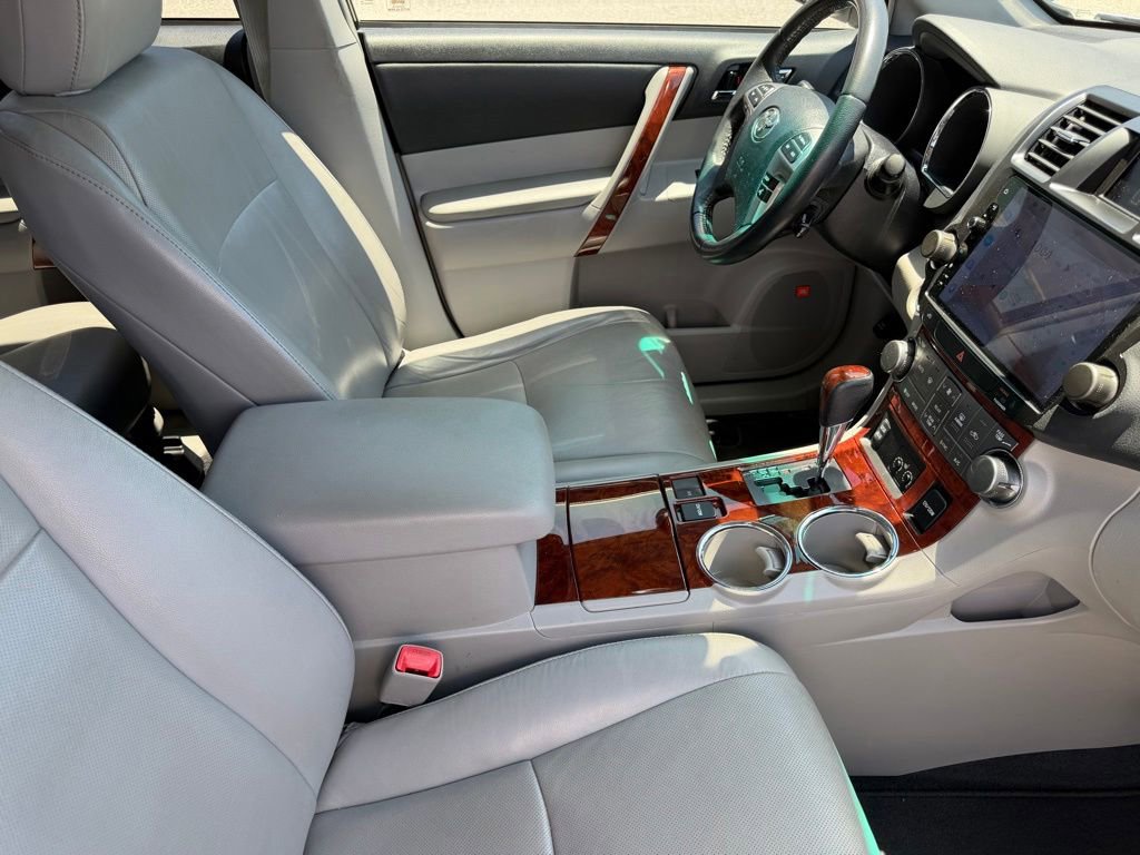 Used 2011 Toyota Highlander Limited w/ Tow Pkg FWD image 16