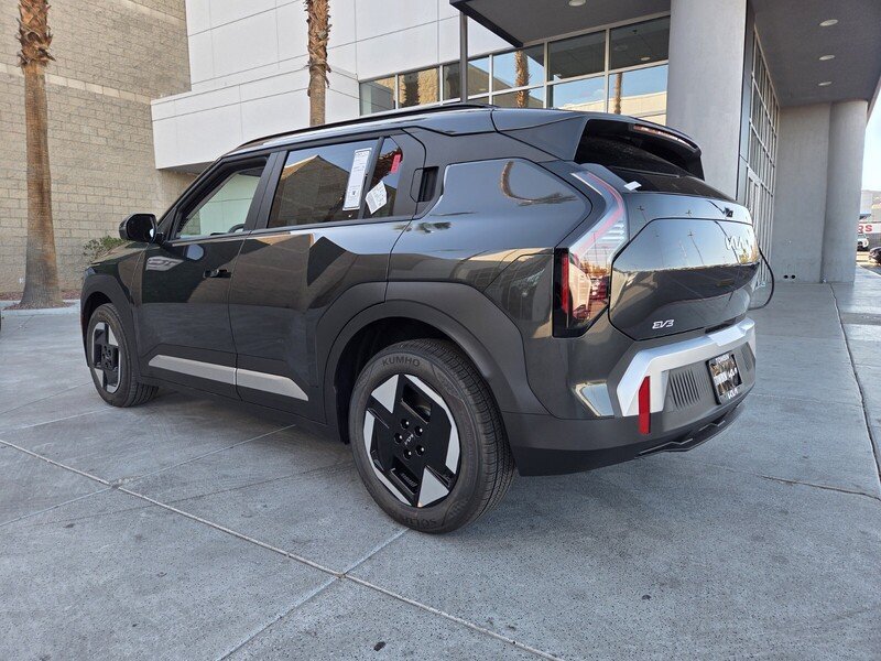 New 2027 Kia EV3 Wind FWD image 4