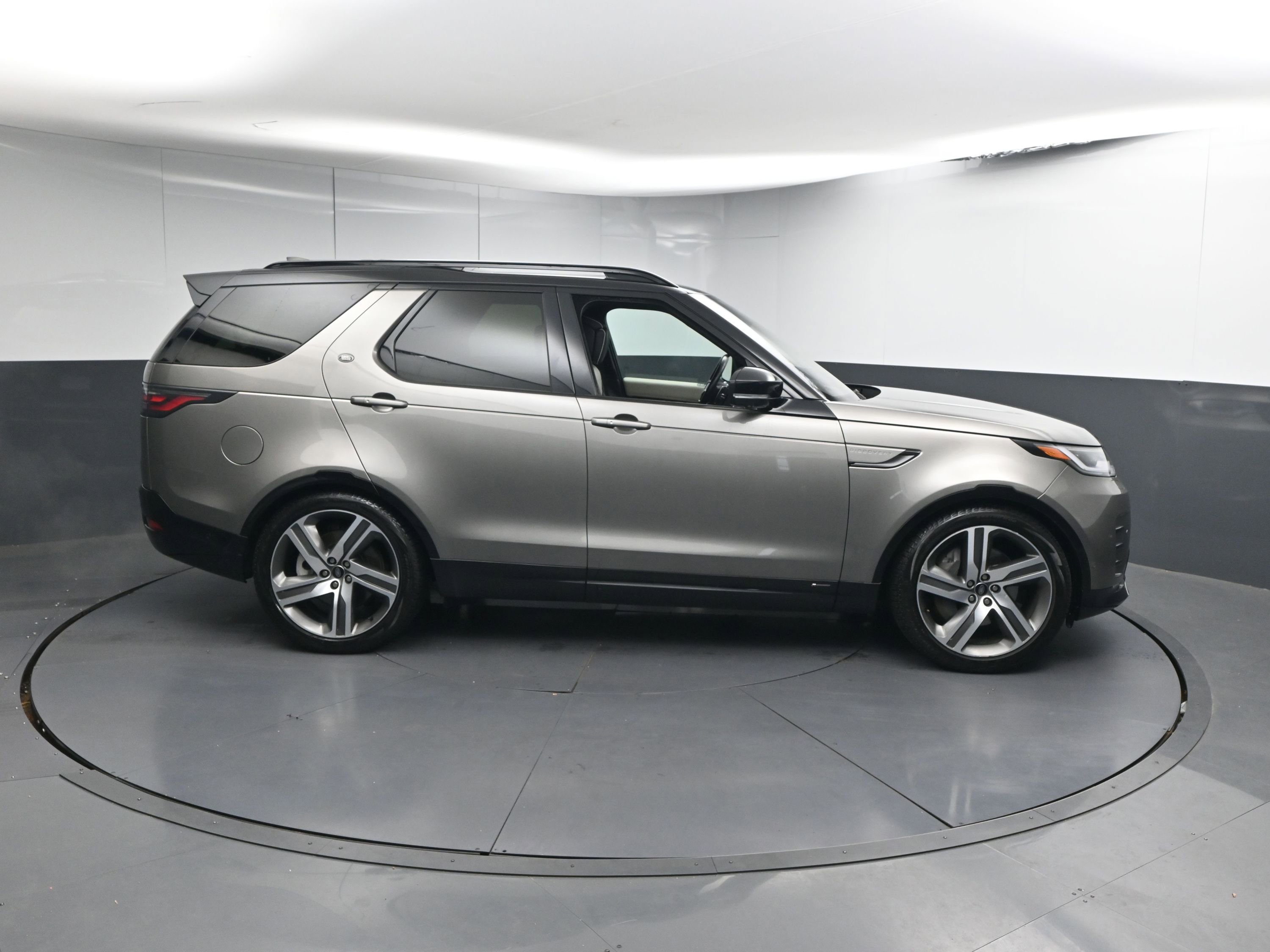 Used 2022 Land Rover Discovery HSE R-Dynamic image 25