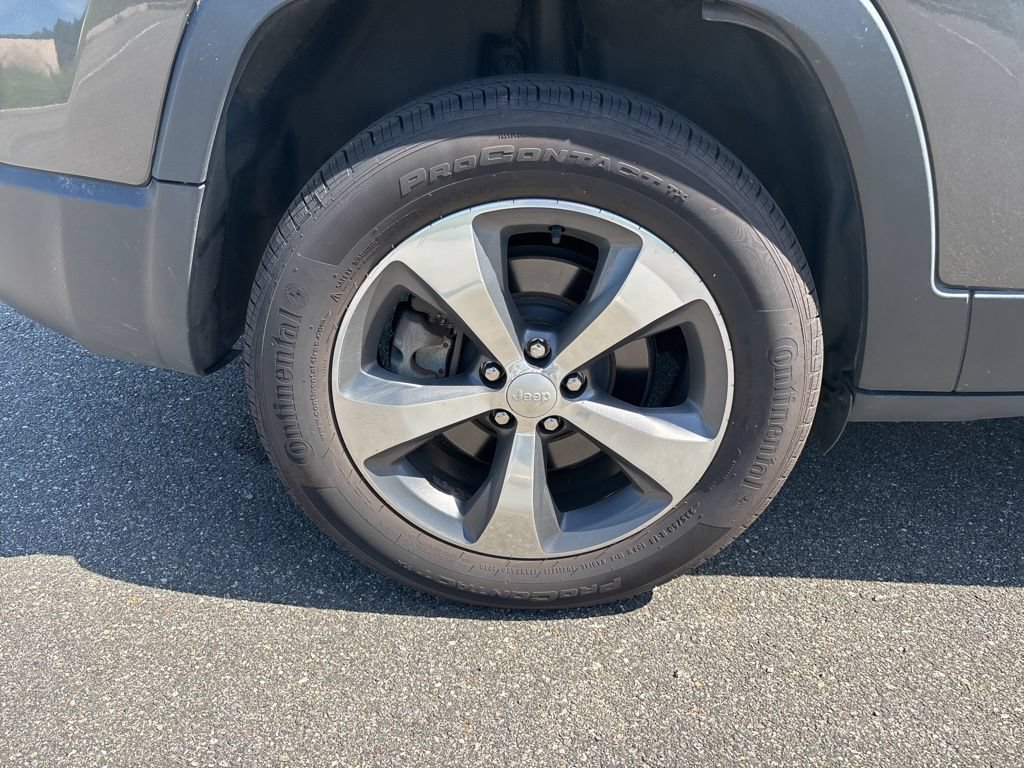 Used 2019 Jeep Cherokee Limited AWD/4WD image 10