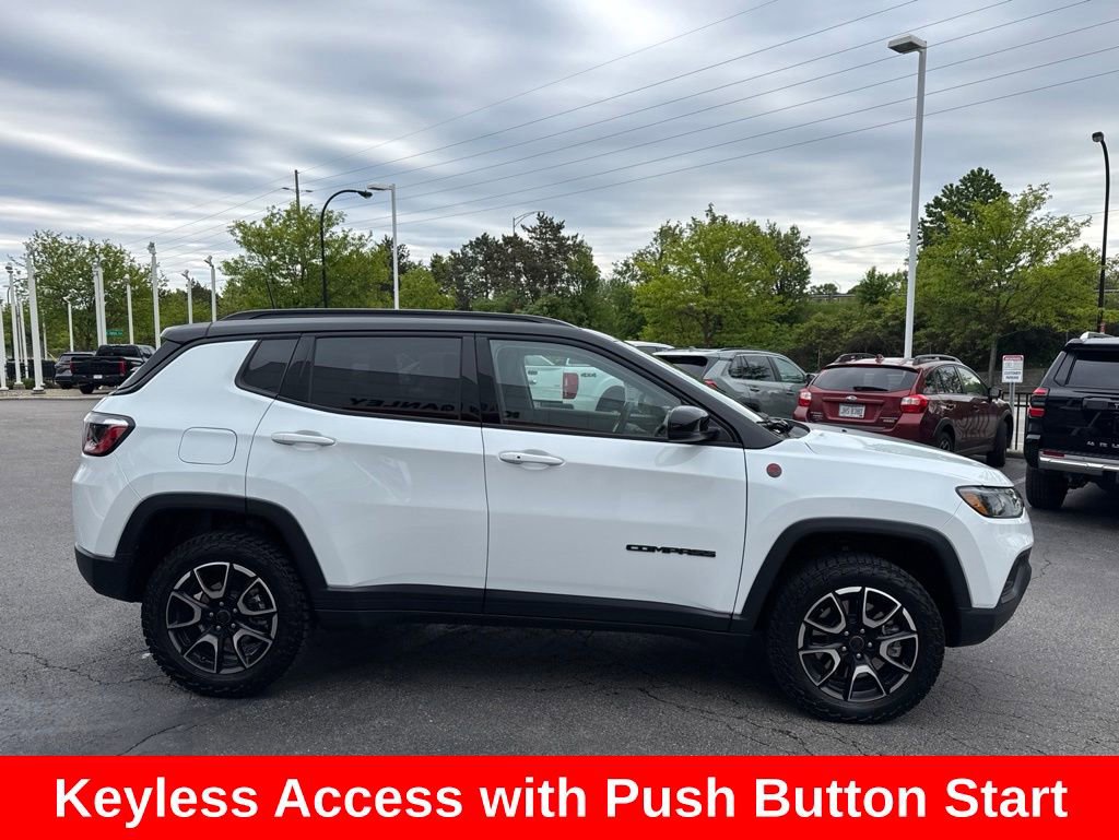 Used 2025 Jeep Compass Trailhawk AWD/4WD image 9