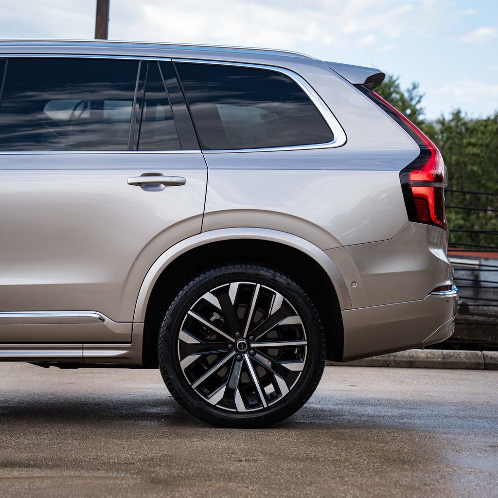 Certified 2025 Volvo XC90 T8 Plus w/ Protection Package Premier AWD/4WD image 4