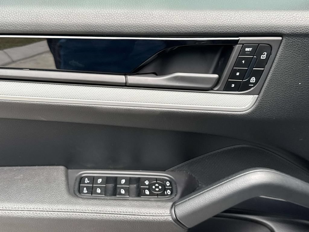 Certified 2025 Porsche Cayenne AWD/4WD image 22