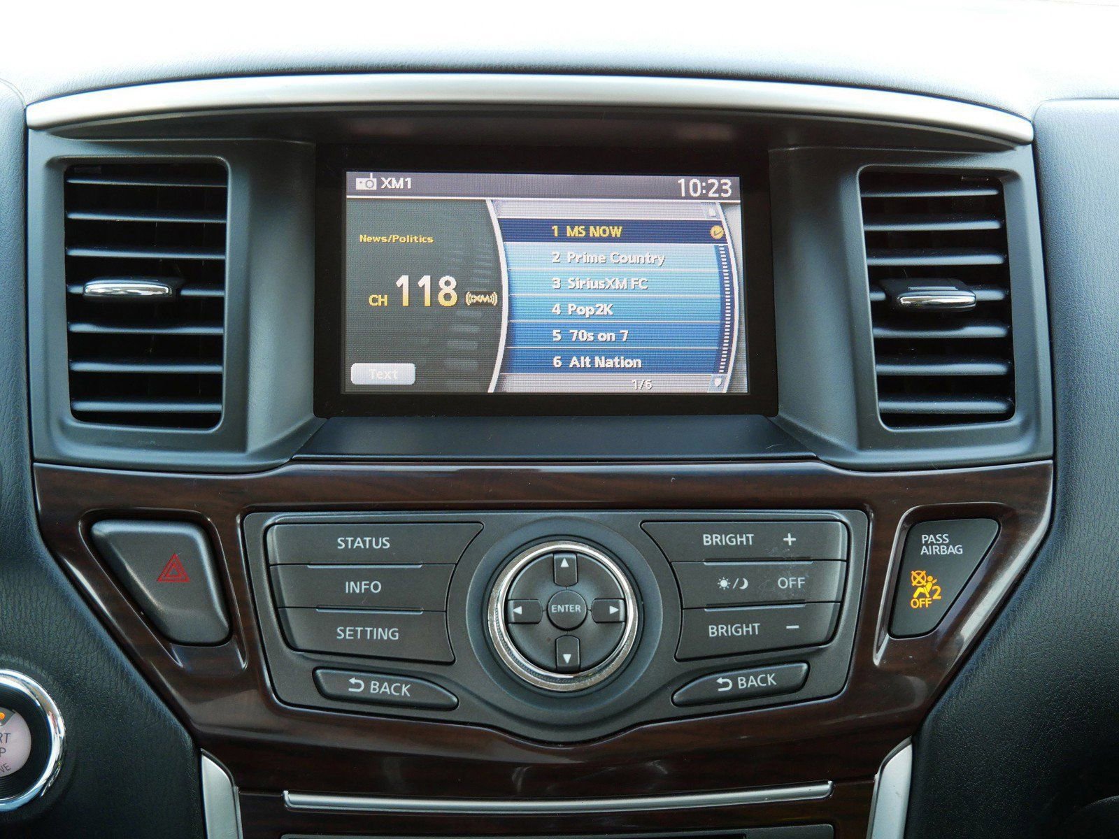 Used 2015 Nissan Pathfinder SL image 18