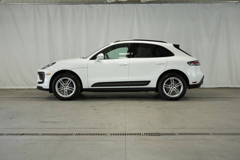 Certified 2025 Porsche Macan AWD/4WD image 2