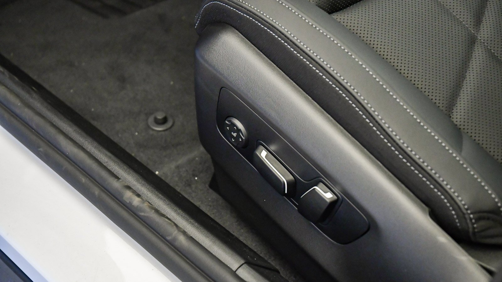 New 2026 BMW 550e xDrive image 28