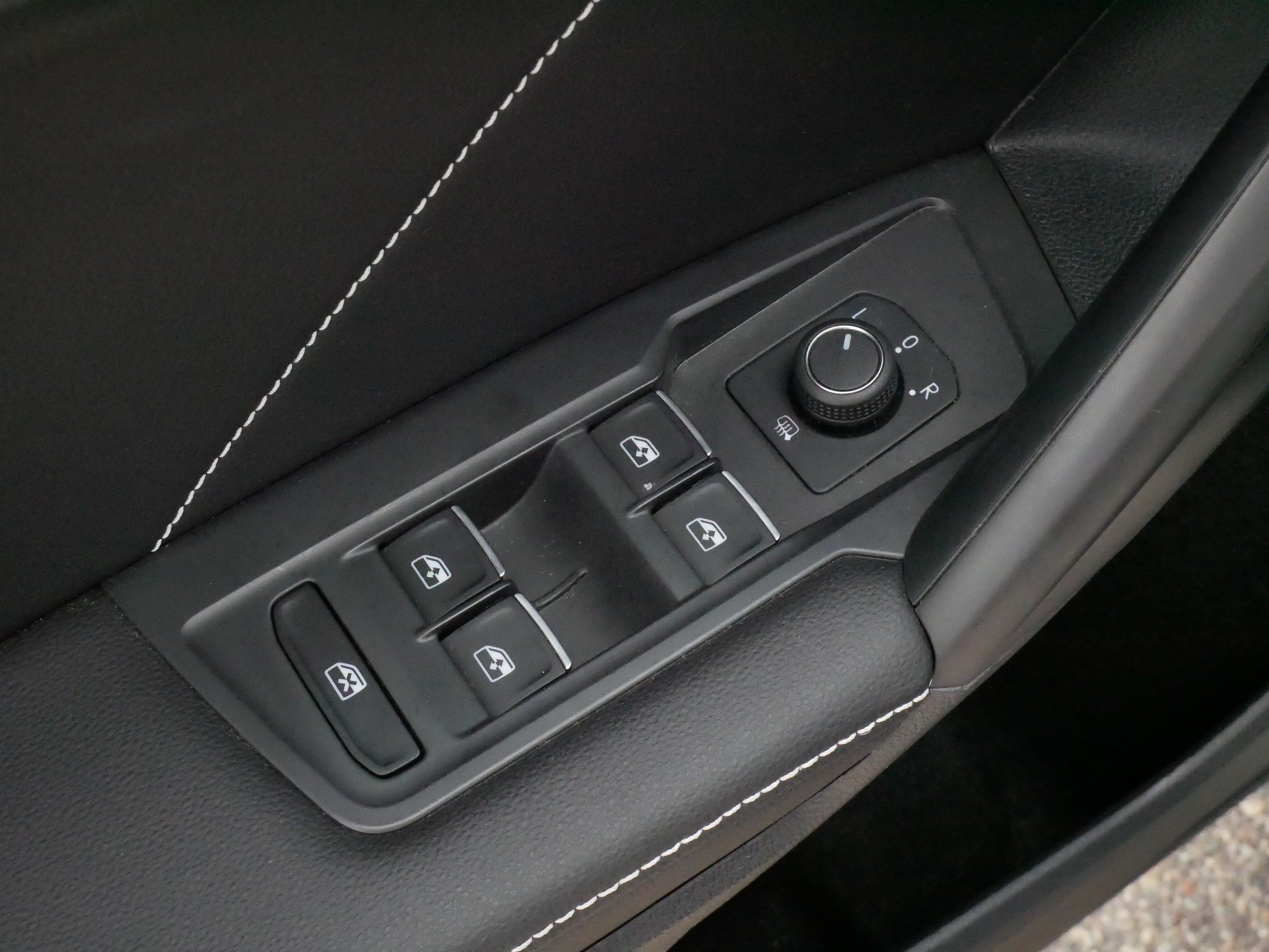 Used 2024 Volkswagen Tiguan SE AWD/4WD image 19