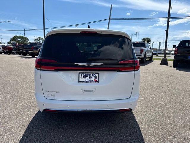 Used 2023 Chrysler Pacifica Touring-L FWD image 6