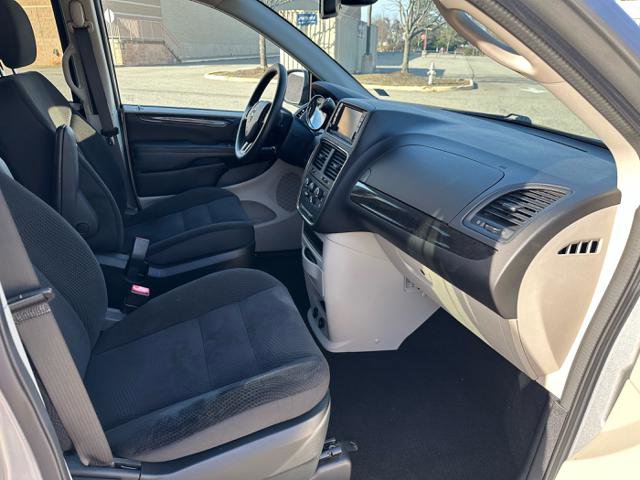 Used 2018 Dodge Grand Caravan SE w/ UConnect Hands-Free Group image 18