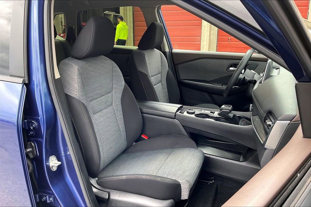 Used 2023 Nissan Rogue SV image 7