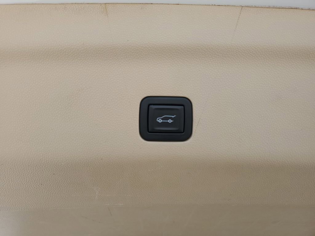 Used 2023 Cadillac Escalade Premium Luxury w/ Performance Package image 9