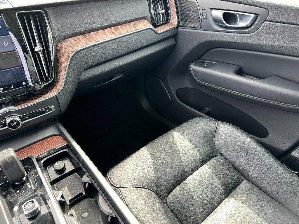 Used 2024 Volvo XC60 B5 Plus image 17