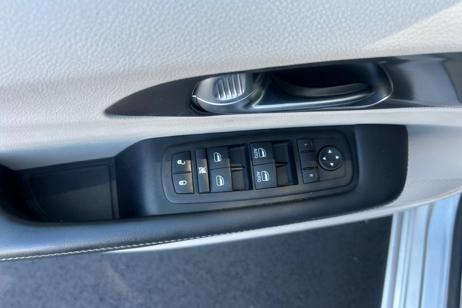 Used 2024 Chrysler Pacifica Touring-L FWD image 11