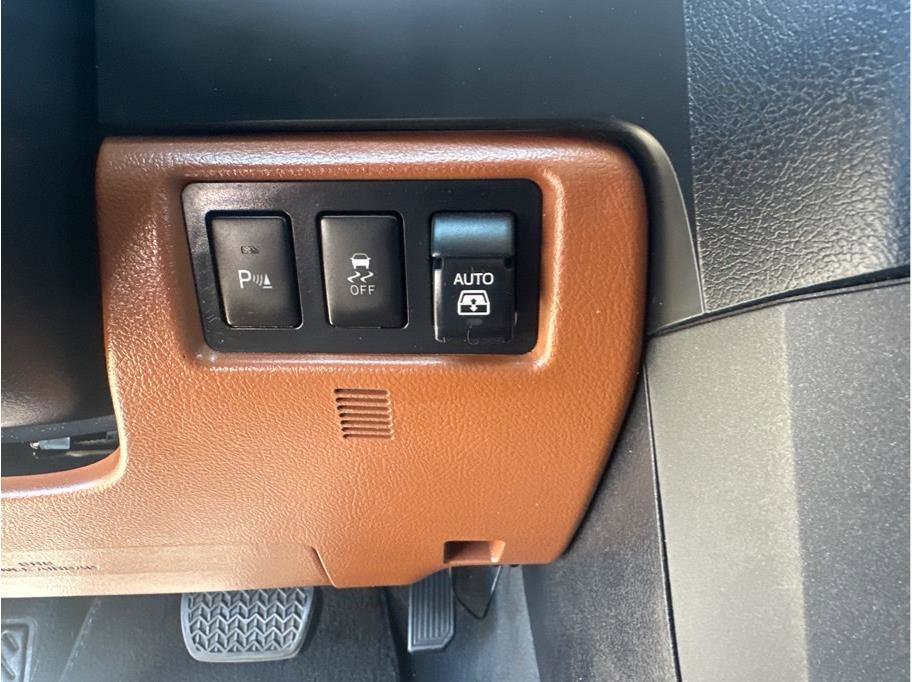 Used 2019 Toyota Sequoia Platinum AWD/4WD image 18