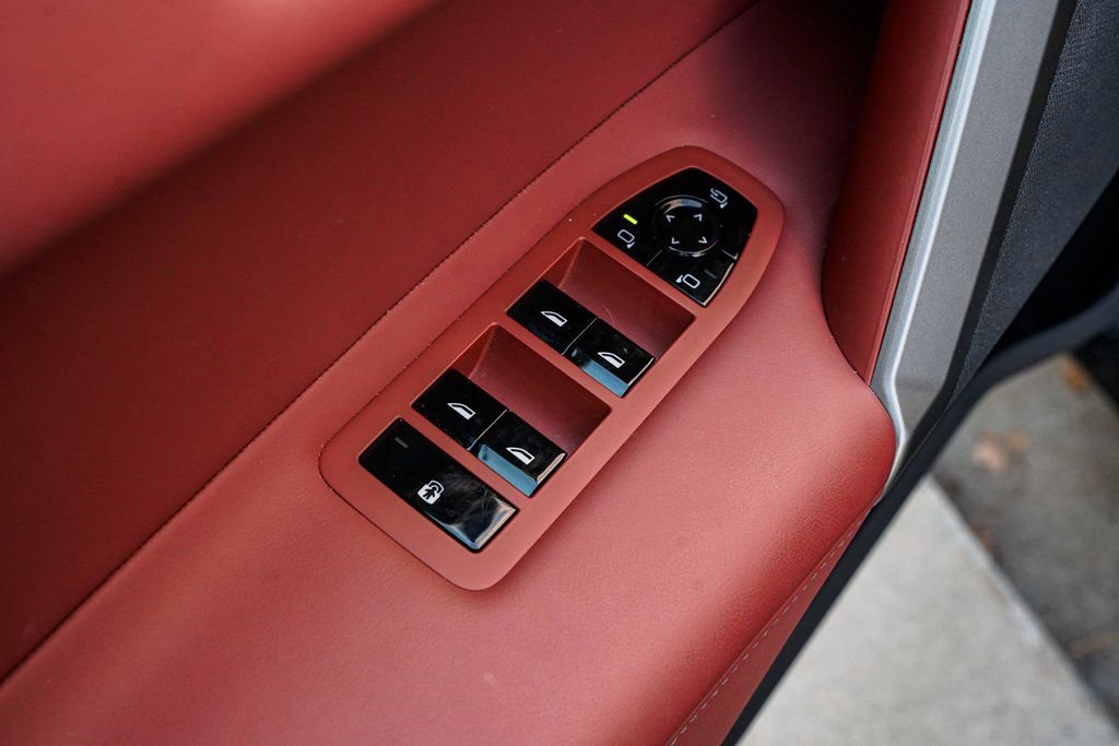 Used 2025 BMW iX xDrive50 w/ Premium Package image 10