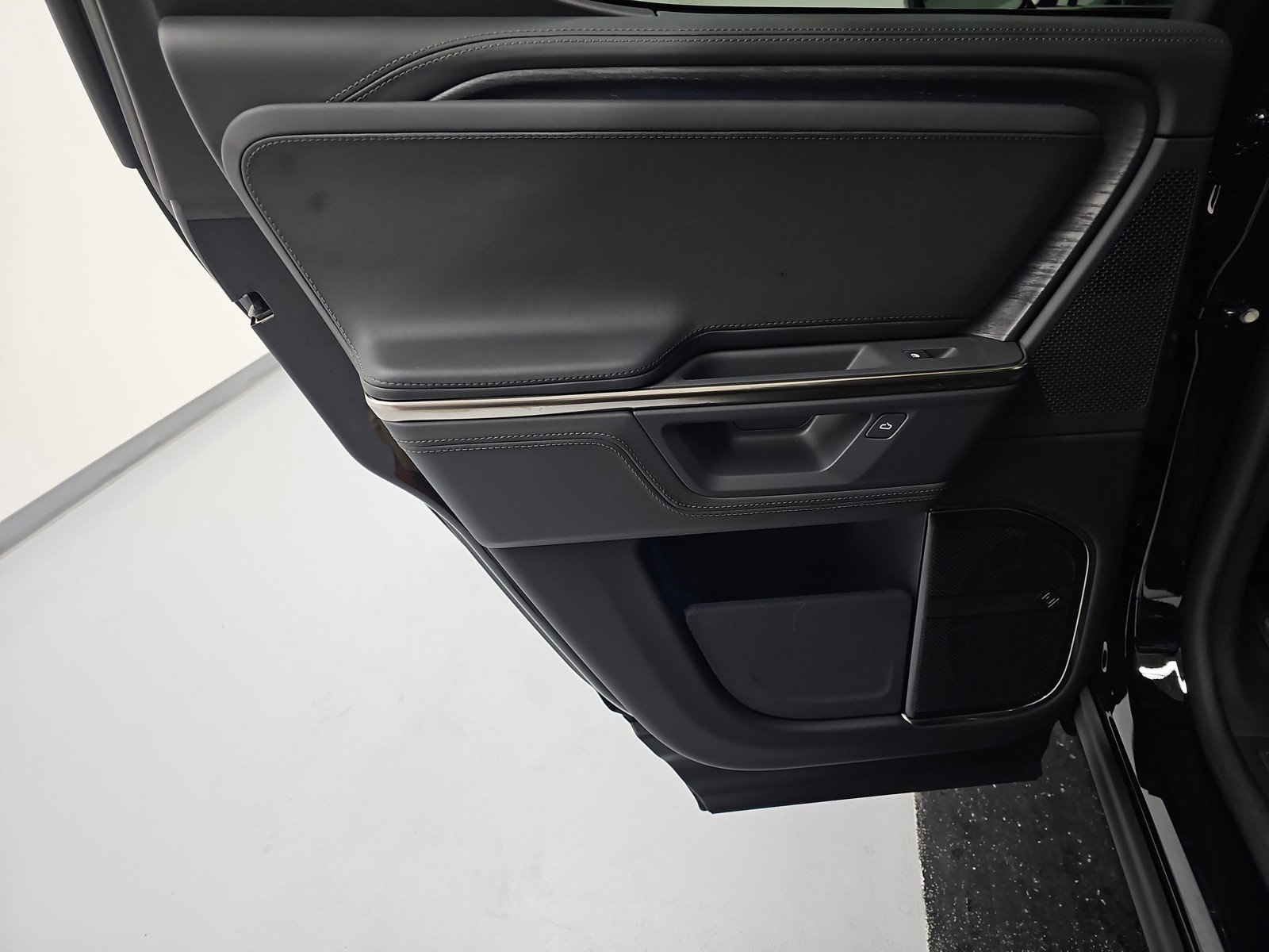 Used 2025 Rivian R1T Adventure image 17