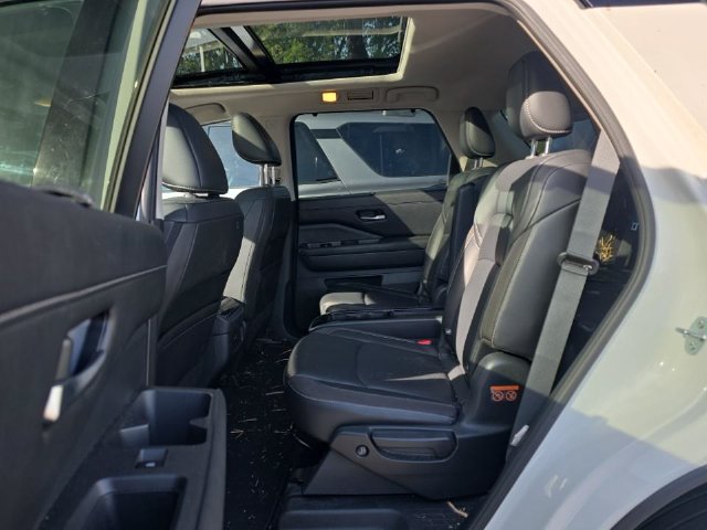Used 2024 Nissan Pathfinder SL w/ SL Premium Package AWD/4WD image 5