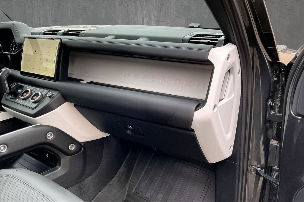 Used 2025 Land Rover Defender 130 X-Dynamic SE image 27