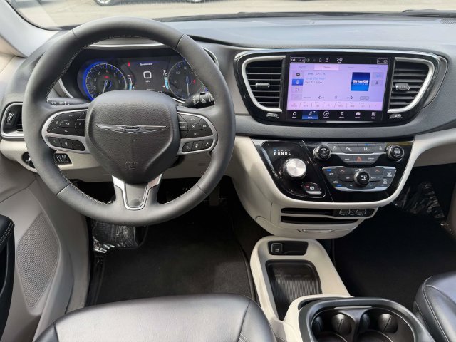 Used 2023 Chrysler Pacifica Touring-L FWD image 3