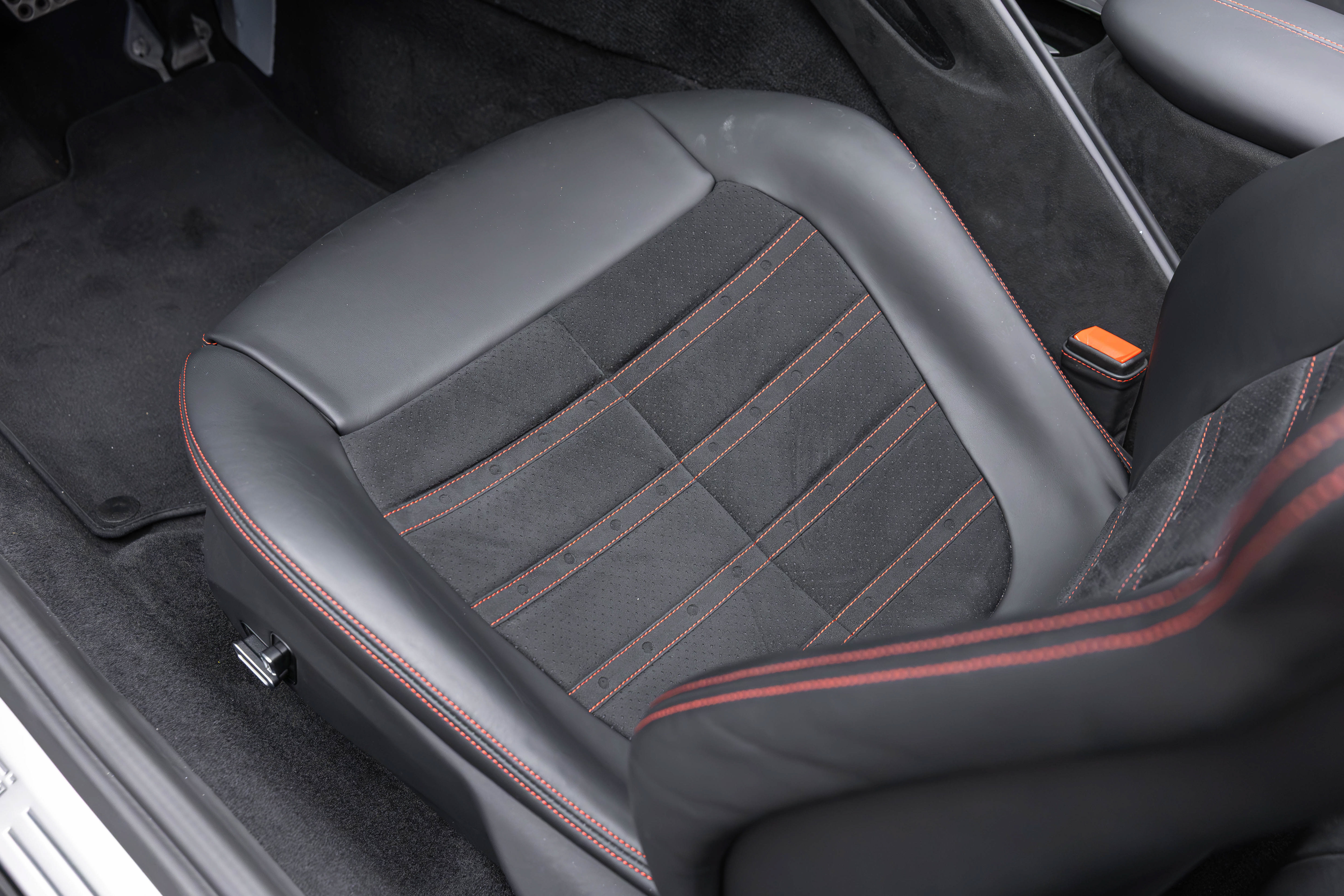 Certified 2025 Ferrari Roma Spider RWD image 35