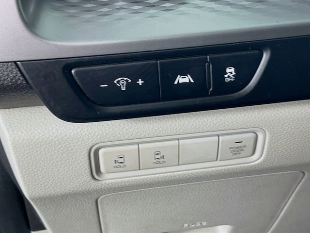 Used 2023 Kia Carnival LX image 11