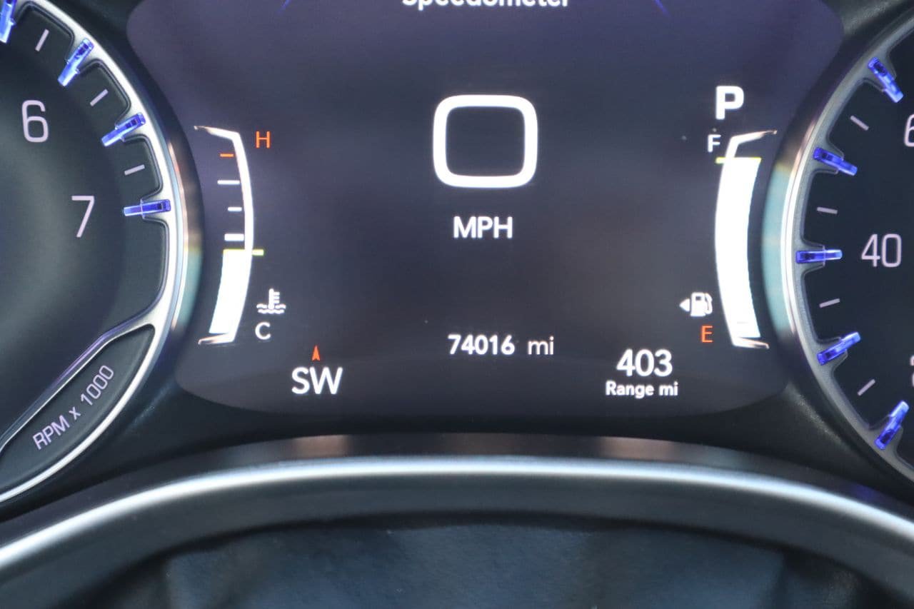 Used 2023 Chrysler Pacifica Touring-L FWD image 11