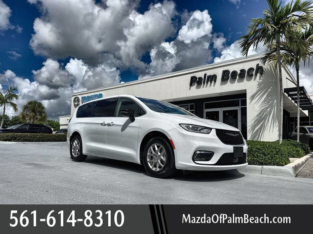 Used 2024 Chrysler Pacifica Touring-L FWD image 1