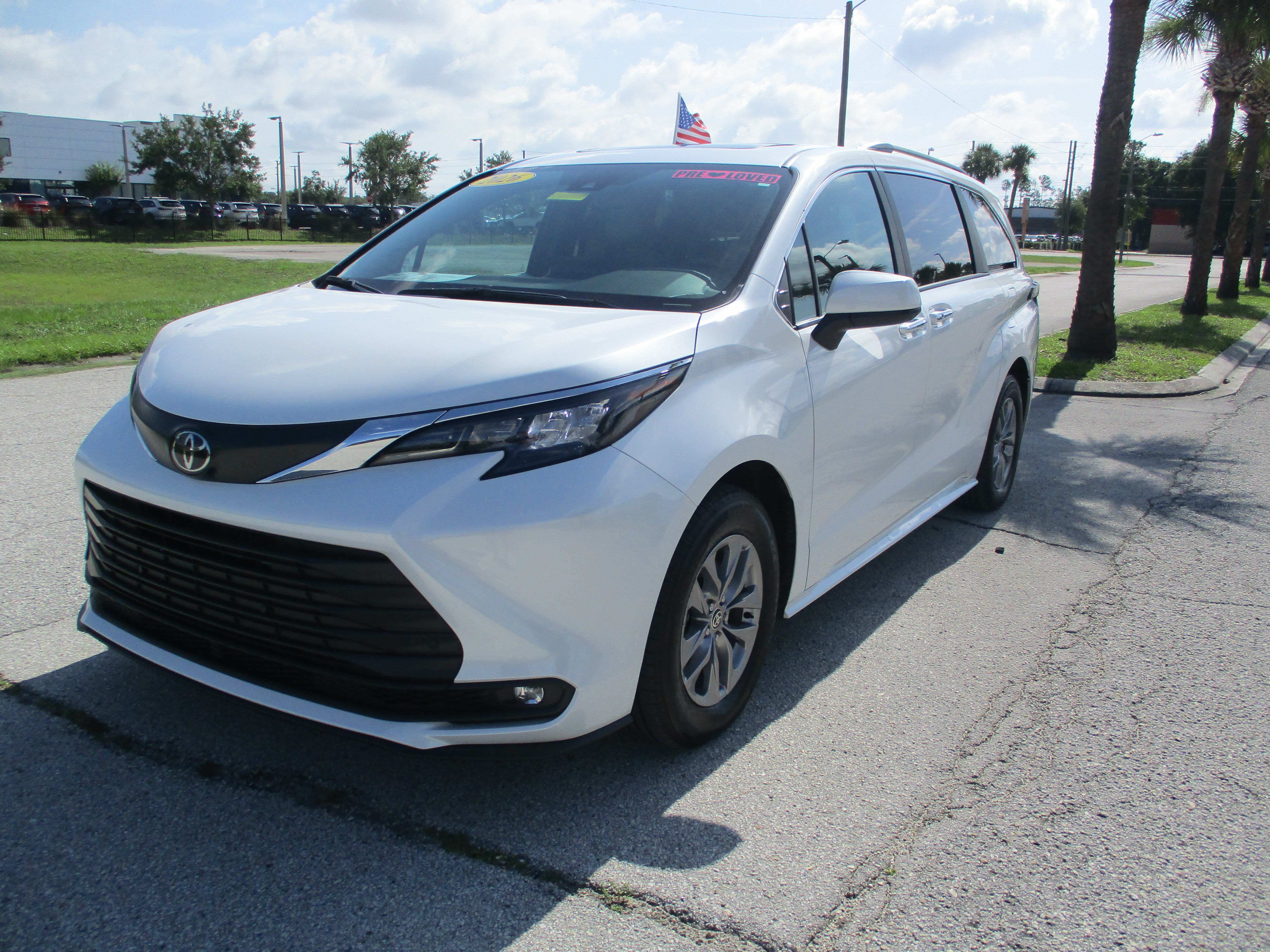 Used 2026 Toyota Sienna XLE FWD image 3