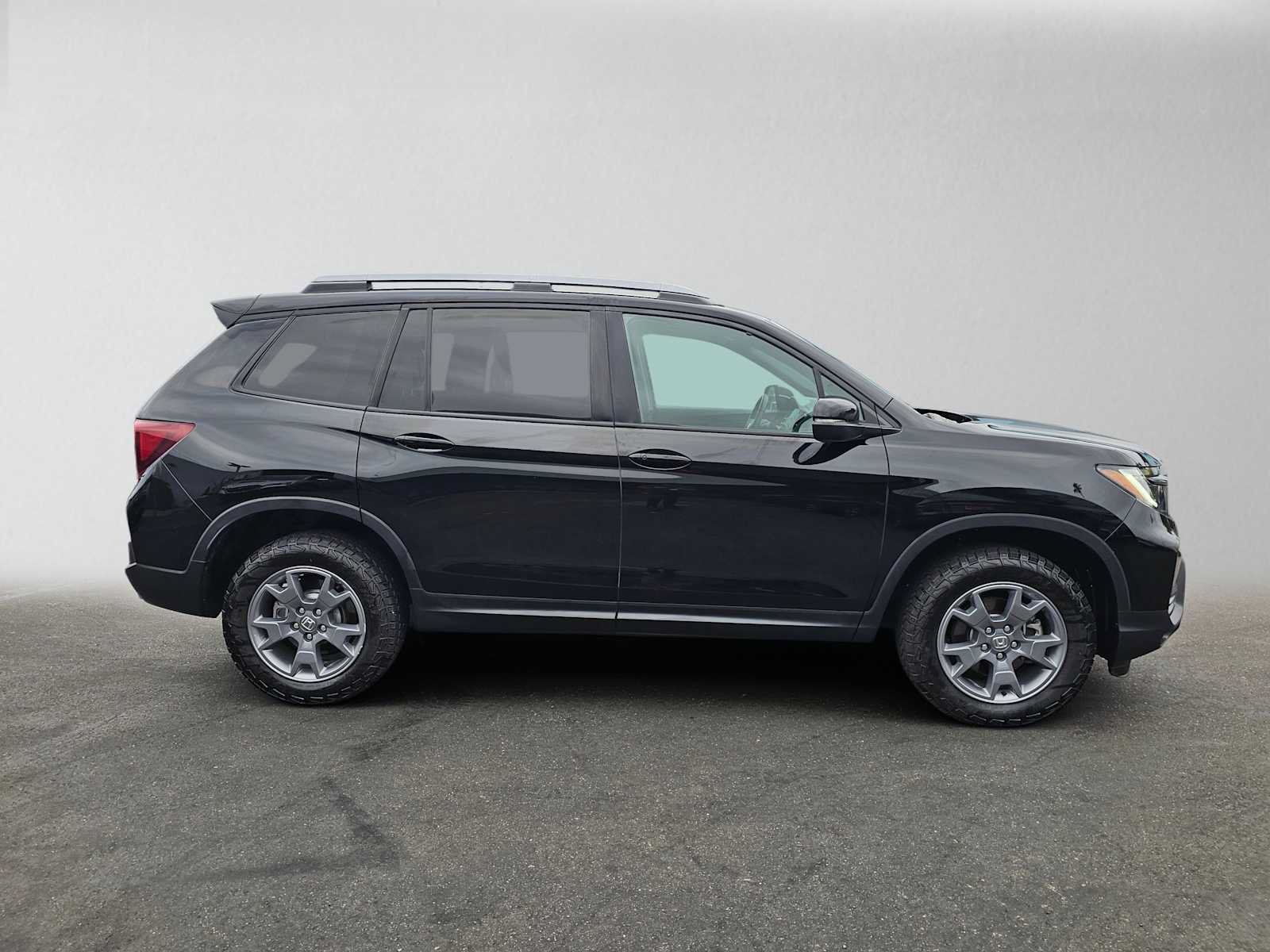 Used 2025 Honda Passport TrailSport image 2