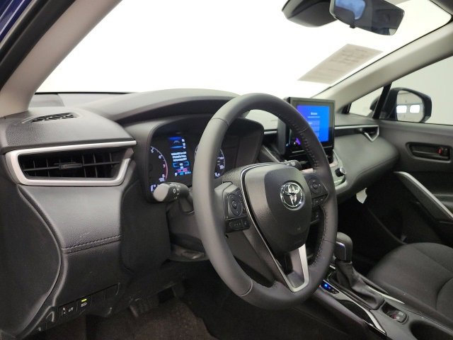 Used 2025 Toyota Corolla Cross LE image 12