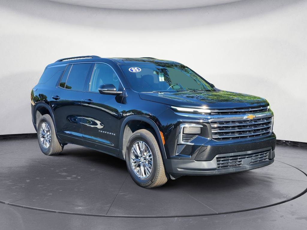 Used 2025 Chevrolet Traverse LT FWD image 2